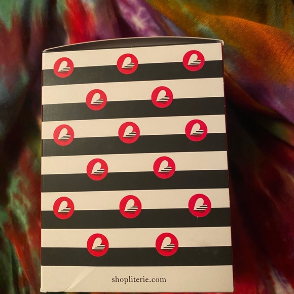 Sephora x Literie 9 oz Hearts Not Hate Candle - Picture 2 of 9